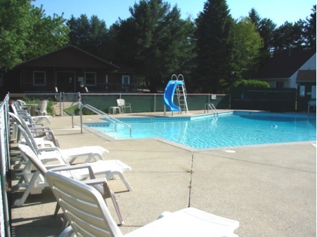 Flora Dale Resort -Heated pool close to cottage
