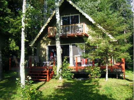 The front of the cottage facing the lake.