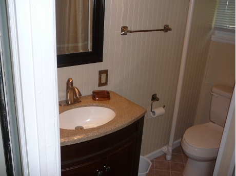 Cottage A: Bathroom