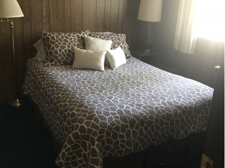  Bedroom 1 (Queen Mattress)